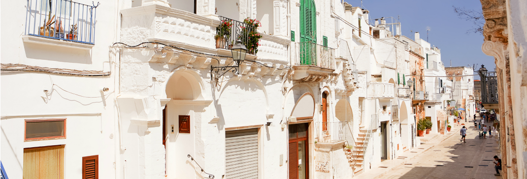 Weisse Häuserfassaden in Brindisi.
